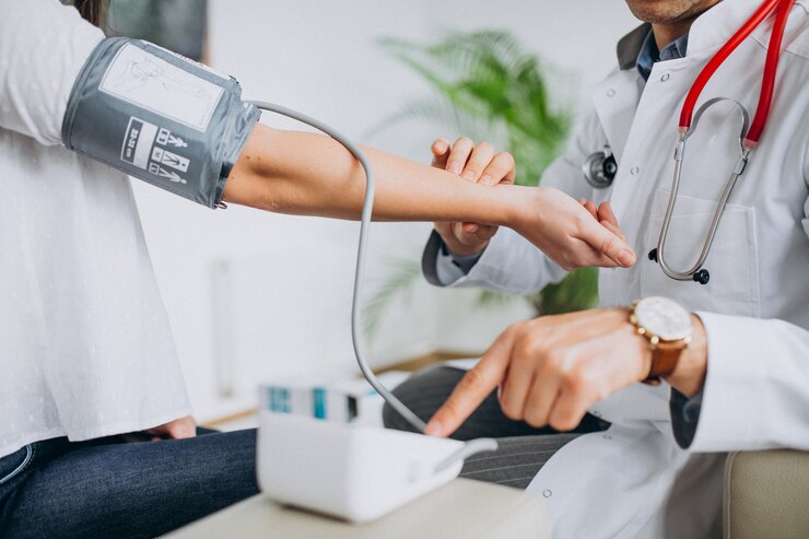 Médecin généraliste au Maroc en consultation avec un patient pour un diagnostic médical